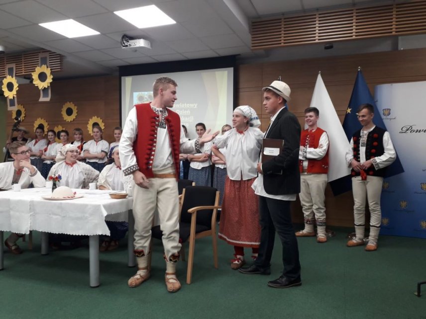 Scenka gwarowa pt. Szkoła – ostatnio deska ratunku